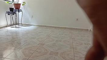 Mama se quita todo y se queda en tanga para hacer la limpieza