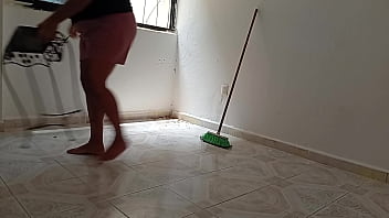 Mama se quita todo y se queda en tanga para hacer la limpieza