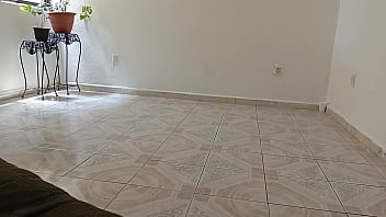 Mama se quita todo y se queda en tanga para hacer la limpieza Mama se quita todo y se queda en tanga para hacer la limpieza