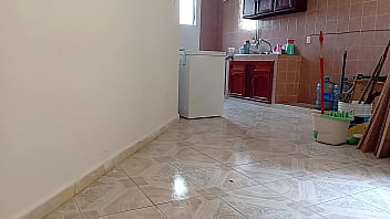 Mama se quita todo y se queda en tanga para hacer la limpieza