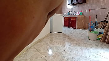 Mama se quita todo y se queda en tanga para hacer la limpieza Mama se quita todo y se queda en tanga para hacer la limpieza