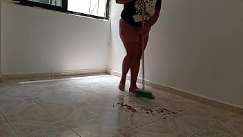 Mama se quita todo y se queda en tanga para hacer la limpieza