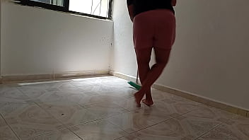 Mama se quita todo y se queda en tanga para hacer la limpieza Mama se quita todo y se queda en tanga para hacer la limpieza