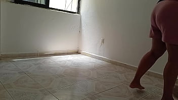 Mama se quita todo y se queda en tanga para hacer la limpieza