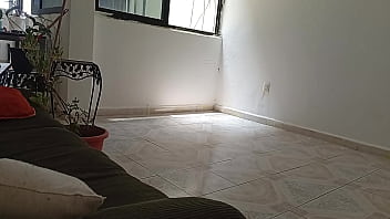 Mama se quita todo y se queda en tanga para hacer la limpieza