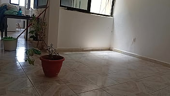 Mama se quita todo y se queda en tanga para hacer la limpieza