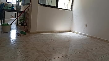 Mama se quita todo y se queda en tanga para hacer la limpieza