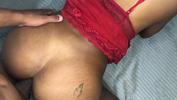 Minha vizinha bunduda vem me visitar em casa ja que estamos sozinhos sugiro uma boa foda e acabo metendo meu pau enorme e delicioso no cuzinho apertado dela até jorrar todo meu leite delicioso nela