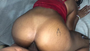 Minha vizinha bunduda vem me visitar em casa ja que estamos sozinhos sugiro uma boa foda e acabo metendo meu pau enorme e delicioso no cuzinho apertado dela até jorrar todo meu leite delicioso nela