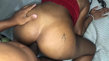 Minha vizinha bunduda vem me visitar em casa ja que estamos sozinhos sugiro uma boa foda e acabo metendo meu pau enorme e delicioso no cuzinho apertado dela até jorrar todo meu leite delicioso nela