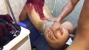 Uma perereca rosa no banheiro da minha casa nao asei mais comi o rabo dela encima do vaso