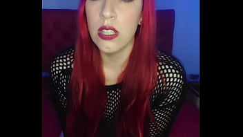 Ama pelirroja atendiendo a su sumiso culo roto joi argentina