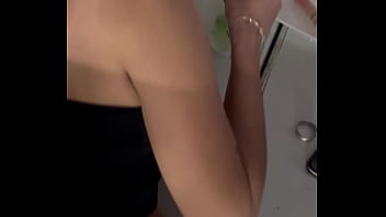 Fui na adega comprar um copão e tive que pagar com a buceta