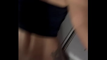 Fui na adega comprar um copão e tive que pagar com a buceta