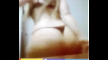 Laira haciendo un perro en tanga