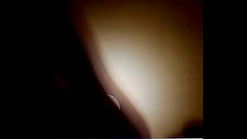 Laira haciendo un perro en tanga