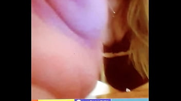 Laira haciendo un perro en tanga