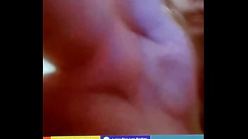 Laira haciendo un perro en tanga