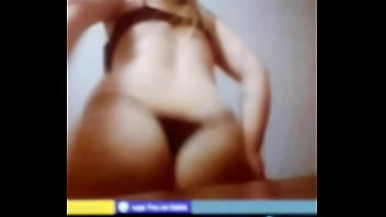 Laira haciendo un perro en tanga