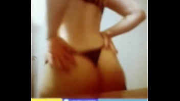 Laira haciendo un perro en tanga