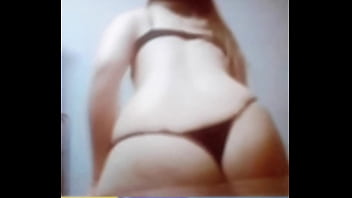 Laira haciendo un perro en tanga