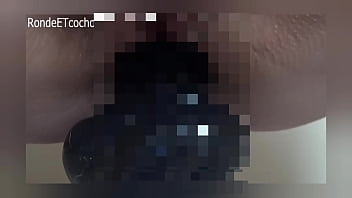 Defonce de trou de balledilatation anal très forte avec jouet venue de l'espace