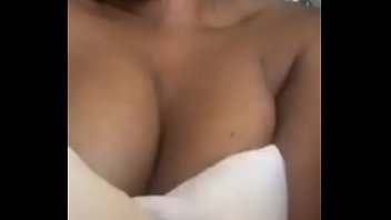 Chica enseando tetas