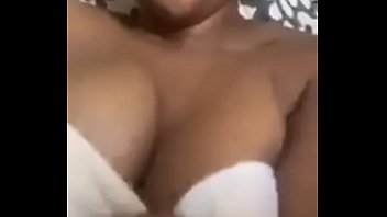 Chica enseando tetas