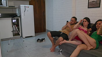 Amiga safada ensina a esposa a dançar e deixa o marido com ereção