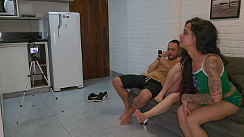 Amiga safada ensina a esposa a dançar e deixa o marido com ereção