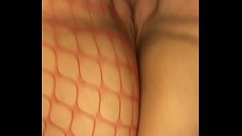 Cabalgando con mi body rojo abierto dándole sentones a la cámara como una puta caliente