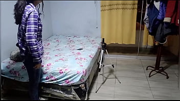 Me rompe el culo y me da de perrito por el alquiler del cuarto