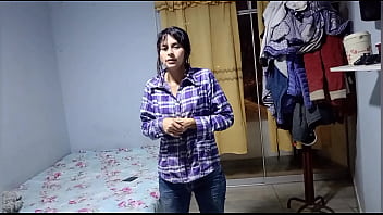 Me rompe el culo y me da de perrito por el alquiler del cuarto