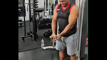 Academia com cabo numa sala de musculação com anilha