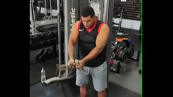 Academia com cabo numa sala de musculação com anilha