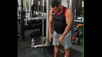 Academia com cabo numa sala de musculação com anilha