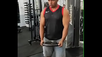 Academia com cabo numa sala de musculação com anilha Academia com cabo numa sala de musculação com anilha