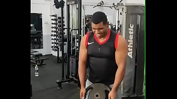 Academia com cabo numa sala de musculação com anilha