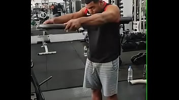 Academia com cabo numa sala de musculação com anilha