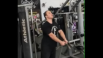 Academia com cabo numa sala de musculação com anilha