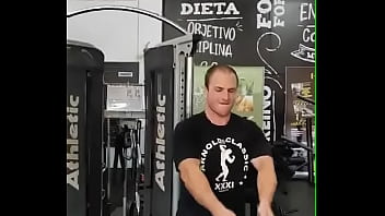Academia com cabo numa sala de musculação com anilha