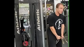 Academia com cabo numa sala de musculação com anilha