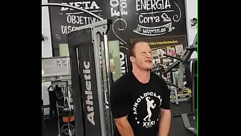 Academia com cabo numa sala de musculação com anilha