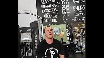 Academia com cabo numa sala de musculação com anilha