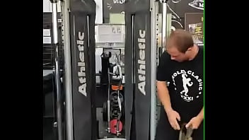 Academia com cabo numa sala de musculação com anilha