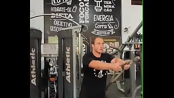 Academia com cabo numa sala de musculação com anilha