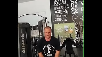 Academia com cabo numa sala de musculação com anilha