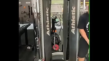 Academia com cabo numa sala de musculação com anilha