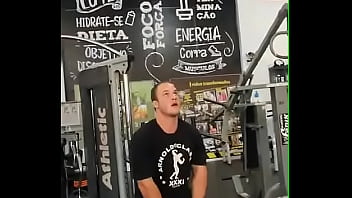 Academia com cabo numa sala de musculação com anilha