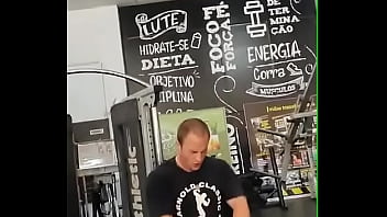 Academia com cabo numa sala de musculação com anilha